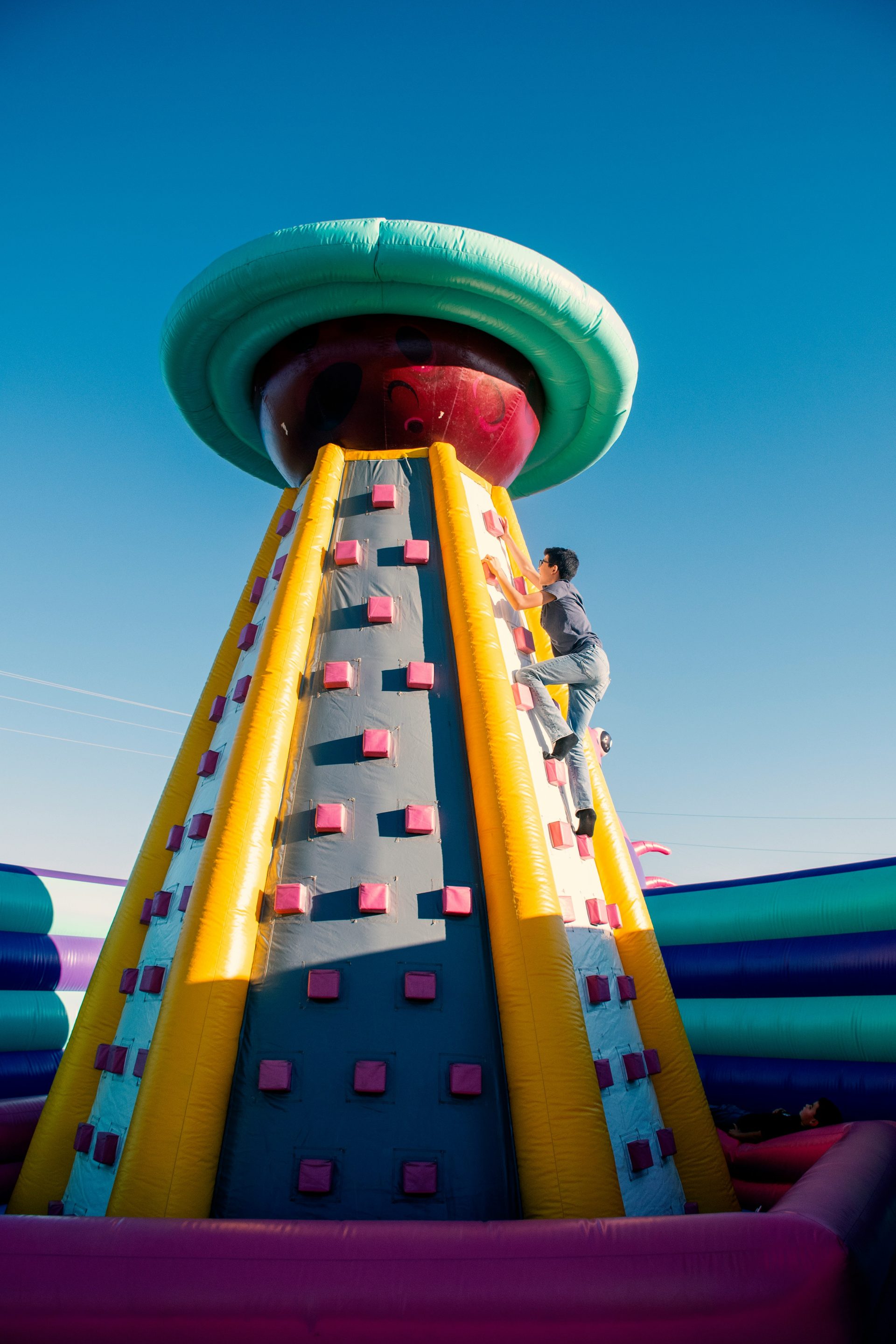 Ein Mann klettert an der Seite einer großen aufblasbaren Struktur hoch.