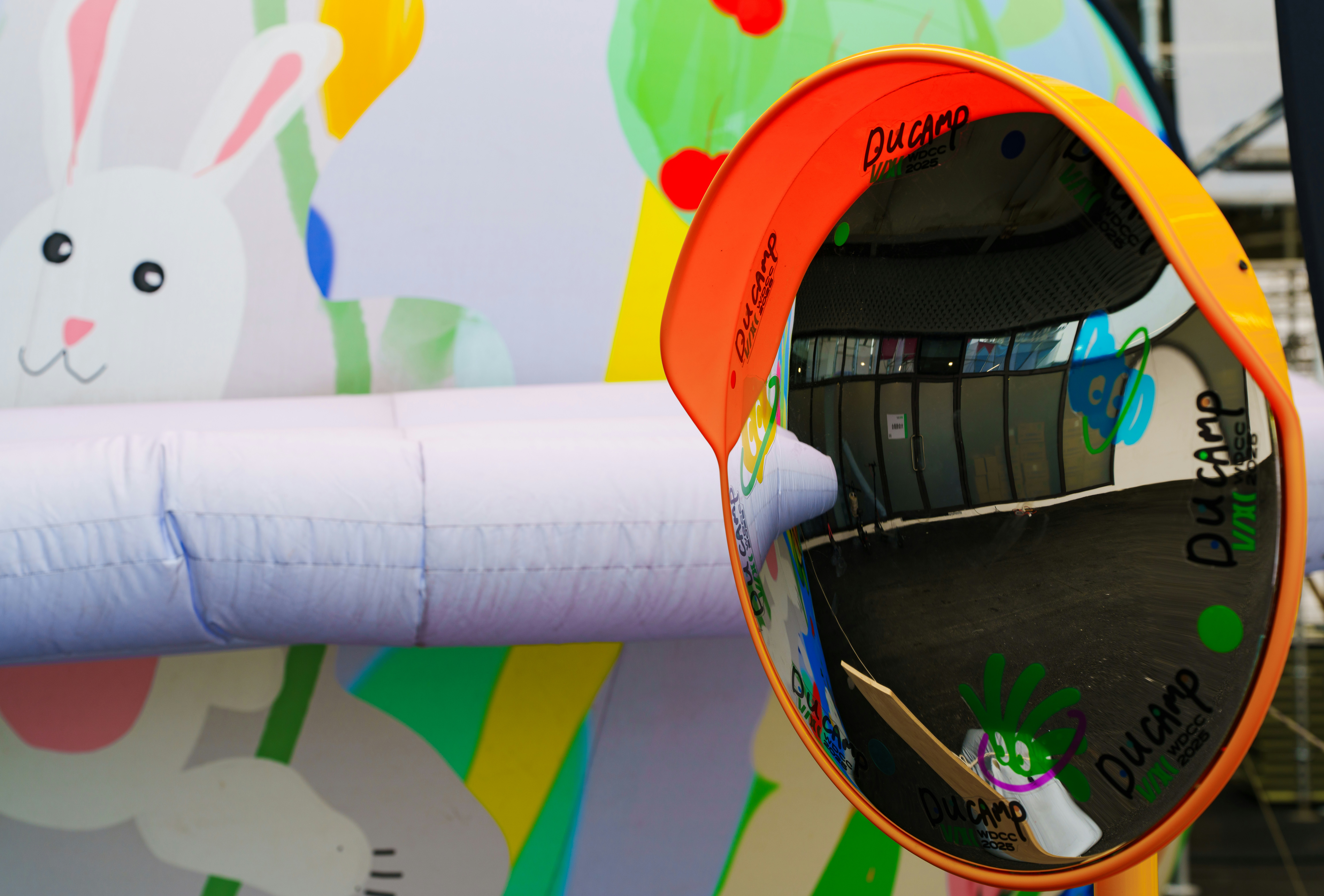 Eine Ansammlung von aufblasbaren Gegenständen mit einem Ball obendrauf.